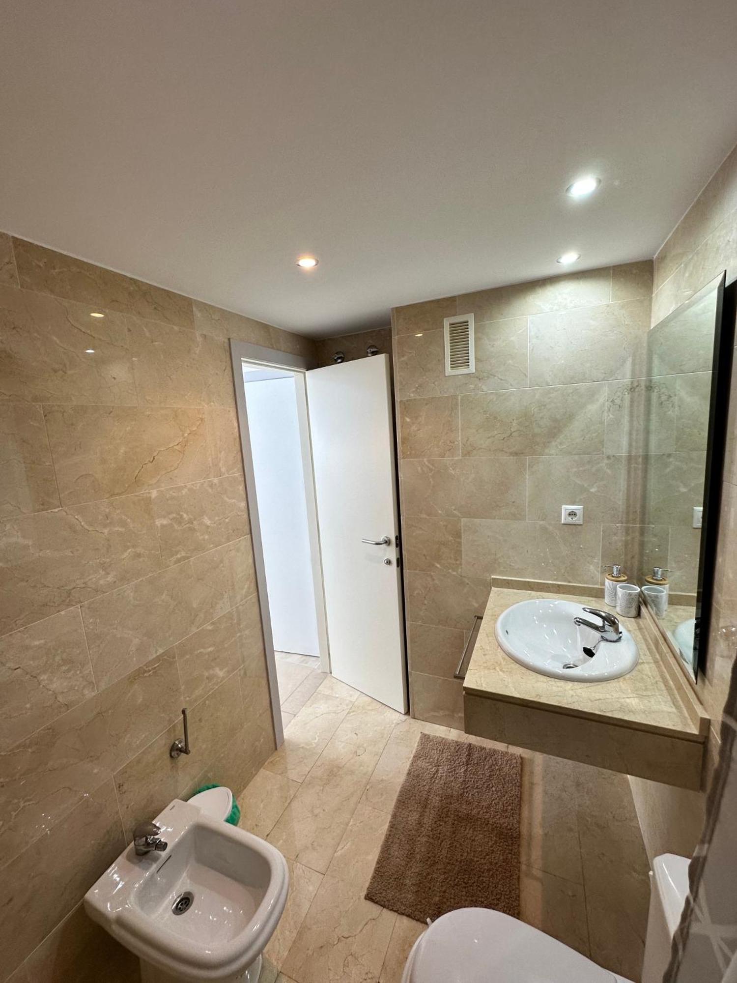 Luxurious, Newly-Renovated Large 2-Bedroom Condo By The Beach Benidorm Ngoại thất bức ảnh