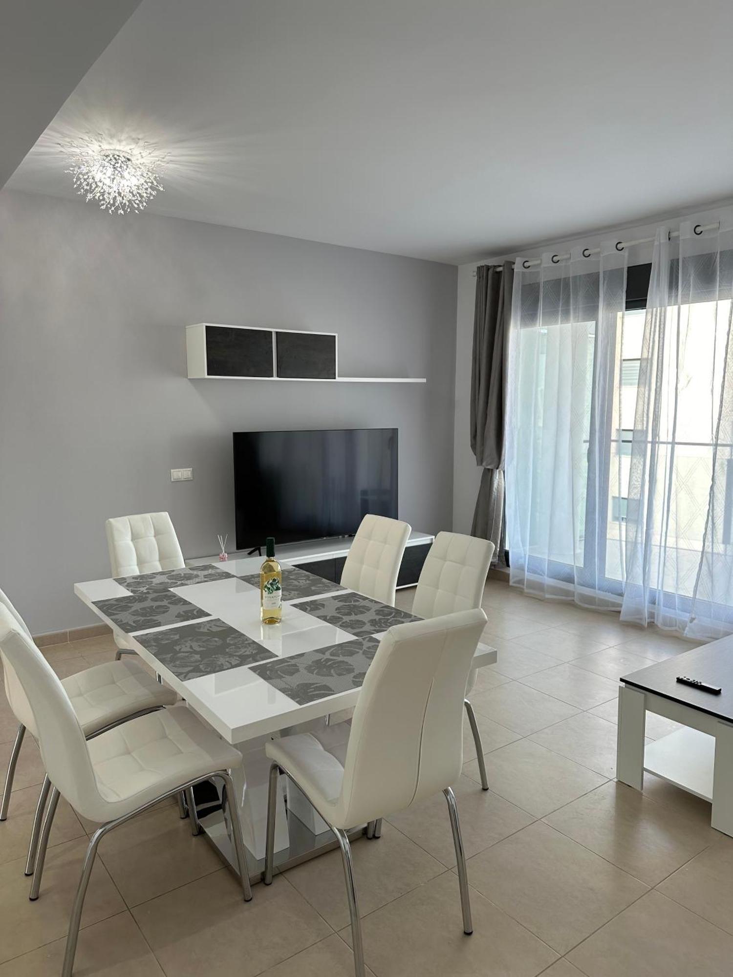 Luxurious, Newly-Renovated Large 2-Bedroom Condo By The Beach Benidorm Ngoại thất bức ảnh